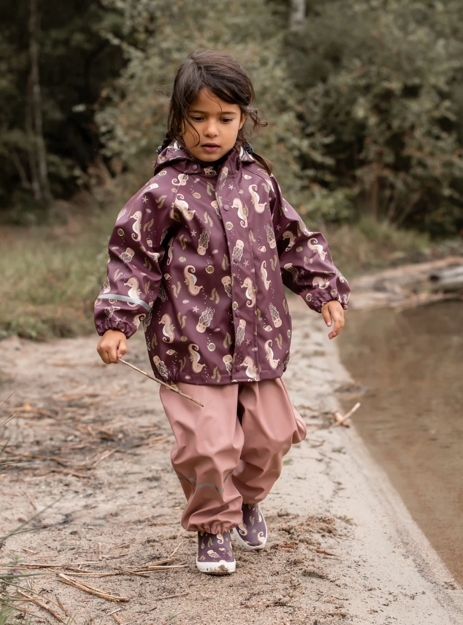 CeLaVi Regenanzug Seepferdchen Bordeaux Rosa Zweiteiler 5 CeLaVi Regenanzug Seepferdchen Bordeaux Rosa Zweiteiler – Bild 3