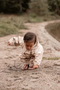 Celavi Regenoverall Blümchen Sandbeige/rosa Einteiler 13 Celavi Regenoverall Blümchen Sandbeige/rosa Einteiler -Baby Produkte Geschäft CELAVI SS22 34 1280x1280