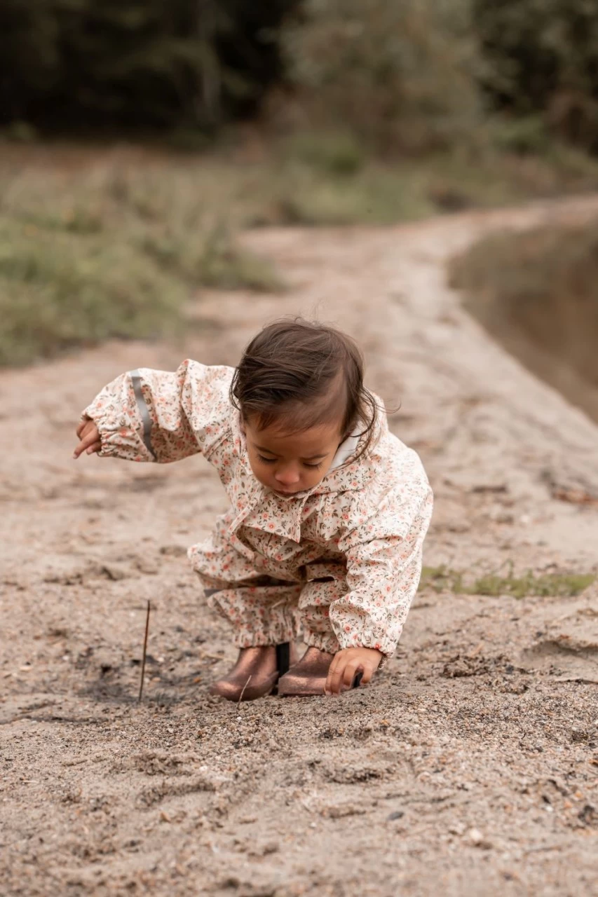 Celavi Regenoverall Blümchen Sandbeige/rosa Einteiler 8 Celavi Regenoverall Blümchen Sandbeige/rosa Einteiler – Bild 6