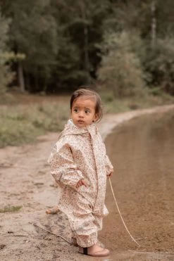 Celavi Regenoverall Blümchen Sandbeige/rosa Einteiler 11 Celavi Regenoverall Blümchen Sandbeige/rosa Einteiler -Baby Produkte Geschäft CELAVI SS22 37 1280x1280