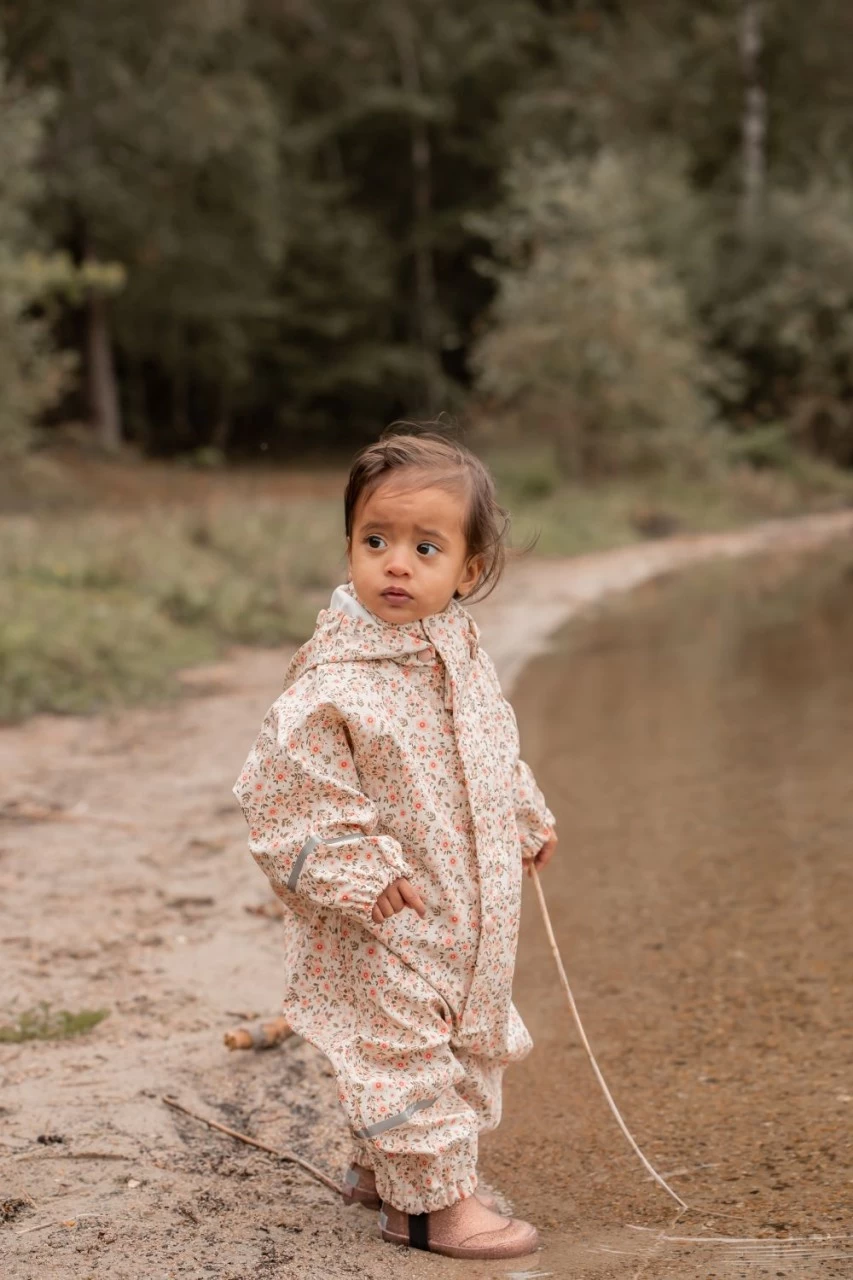 Celavi Regenoverall Blümchen Sandbeige/rosa Einteiler 6 Celavi Regenoverall Blümchen Sandbeige/rosa Einteiler – Bild 4