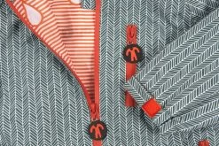 Ducksday Regenanzug Manu Graugrün Regenoverall -Baby Produkte Geschäft Ducksday packshots rainsuit manu detail 1 1024x682 1280x1280