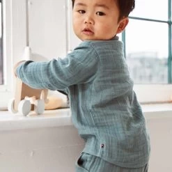 People Wear Organic Musselin Hemd Sommerlich Leicht Khaki 7 People Wear Organic Musselin Hemd Sommerlich Leicht Khaki -Baby Produkte Geschäft people hemd musselin petrol 2 1280x1280