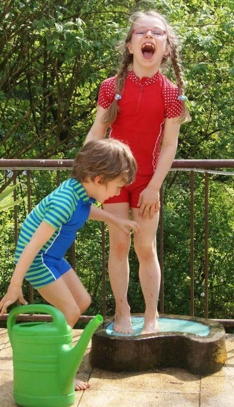 Playshoes UV Schutz Anzug Mädchen Set Shirt + Shorts Rot Mit Punkten 4 Playshoes UV Schutz Anzug Mädchen Set Shirt + Shorts Rot Mit Punkten – Bild 2